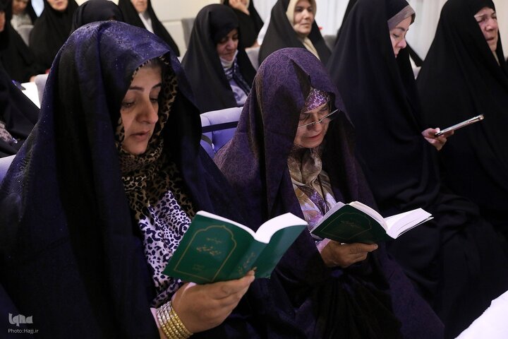 Photos: Hajj pilgrims recite Kumayl Supplication near Prophet’s Mosque in Medina
