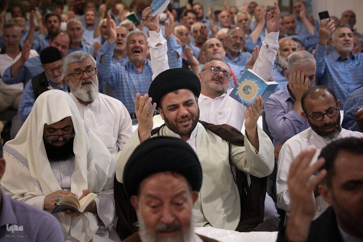 Photos: Hajj pilgrims recite Kumayl Supplication near Prophet’s Mosque in Medina