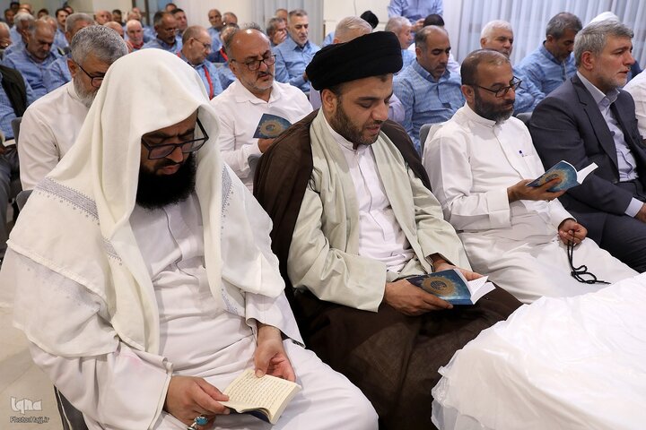 Photos: Hajj pilgrims recite Kumayl Supplication near Prophet’s Mosque in Medina