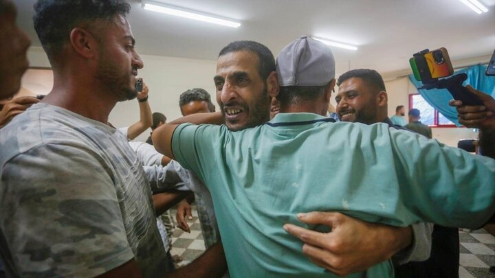 Photos: 13 Palestinian prisoners released from Israeli prisons