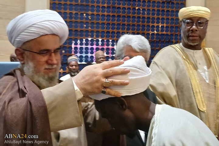 مراسم عمامه‌گذاری جمعی از طلاب کشور نیجر به دست آیت‌الله رمضانی