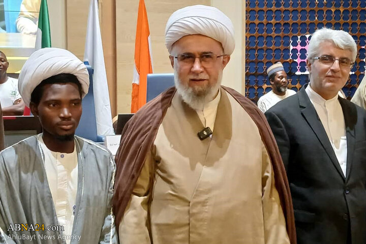 مراسم عمامه‌گذاری جمعی از طلاب کشور نیجر به دست آیت‌الله رمضانی