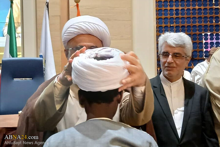 مراسم عمامه‌گذاری جمعی از طلاب کشور نیجر به دست آیت‌الله رمضانی