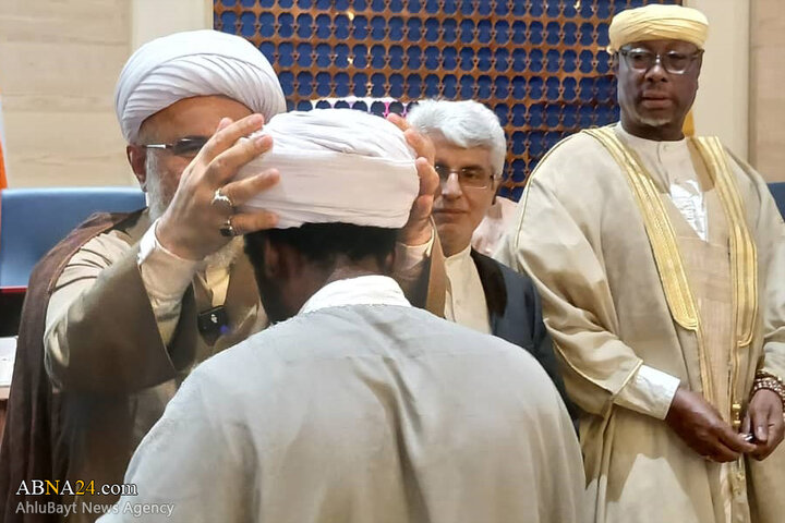 مراسم عمامه‌گذاری جمعی از طلاب کشور نیجر به دست آیت‌الله رمضانی