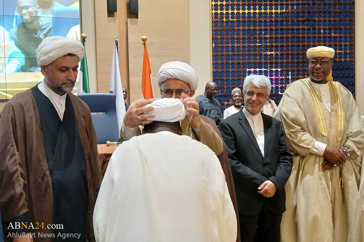 مراسم عمامه‌گذاری جمعی از طلاب کشور نیجر به دست آیت‌الله رمضانی