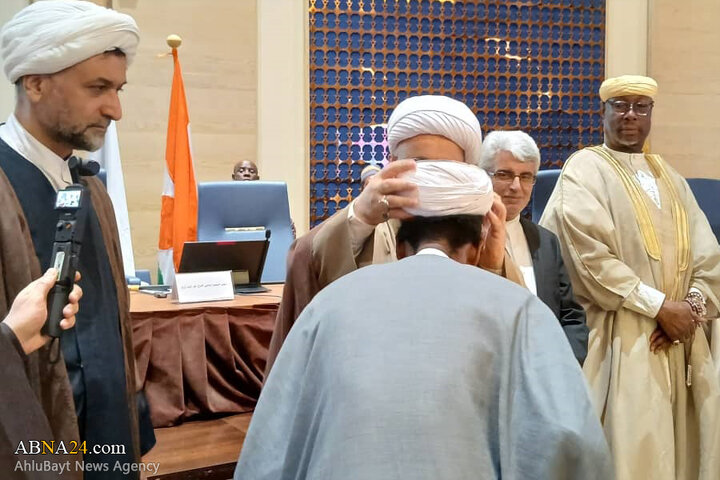 مراسم عمامه‌گذاری جمعی از طلاب کشور نیجر به دست آیت‌الله رمضانی