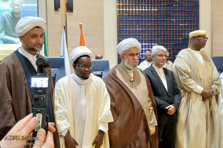 مراسم عمامه‌گذاری جمعی از طلاب کشور نیجر به دست آیت‌الله رمضانی