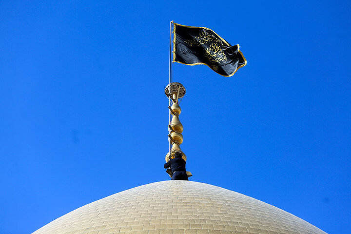 Photos: Mourning flag hoisted on Hazrat Masoumeh shrine dome on eve of Imam Baqir martyrdom anniversary