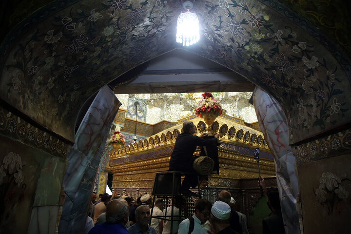 Photos: Mourning flag hoisted on Hazrat Masoumeh shrine dome on eve of Imam Baqir martyrdom anniversary