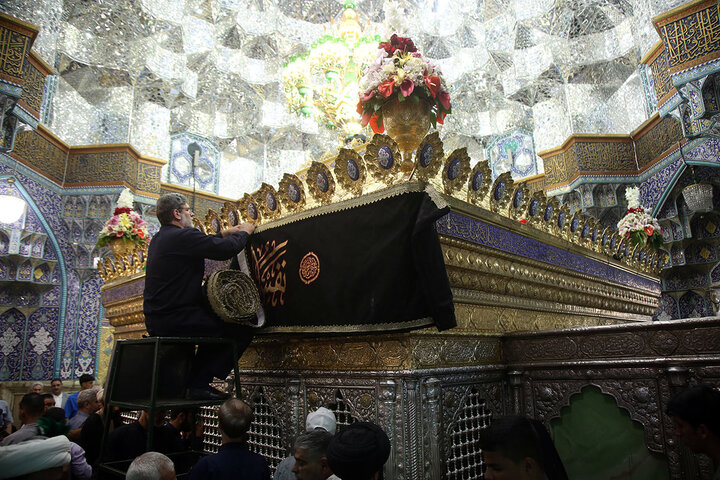 Photos: Mourning flag hoisted on Hazrat Masoumeh shrine dome on eve of Imam Baqir martyrdom anniversary