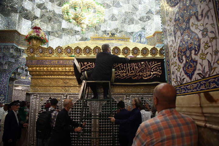 Photos: Mourning flag hoisted on Hazrat Masoumeh shrine dome on eve of Imam Baqir martyrdom anniversary