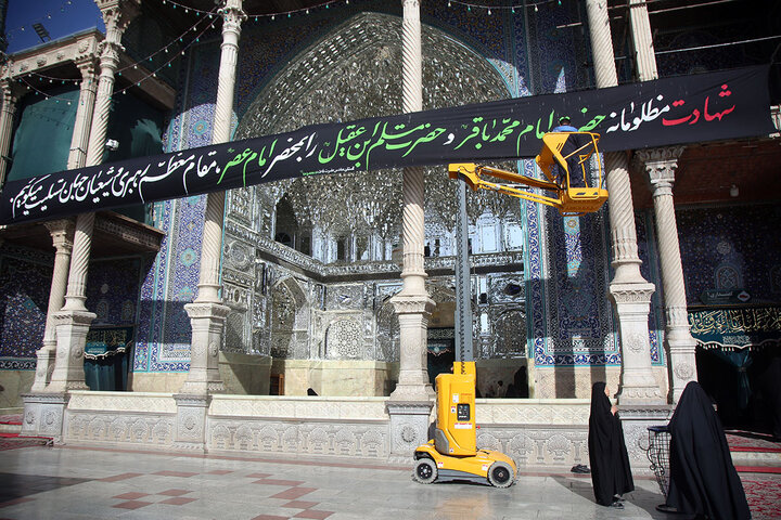 Photos: Mourning flag hoisted on Hazrat Masoumeh shrine dome on eve of Imam Baqir martyrdom anniversary
