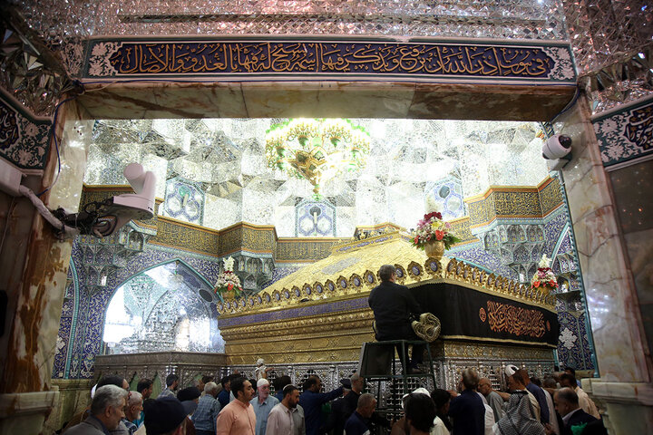 Photos: Mourning flag hoisted on Hazrat Masoumeh shrine dome on eve of Imam Baqir martyrdom anniversary