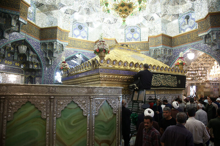 Photos: Mourning flag hoisted on Hazrat Masoumeh shrine dome on eve of Imam Baqir martyrdom anniversary