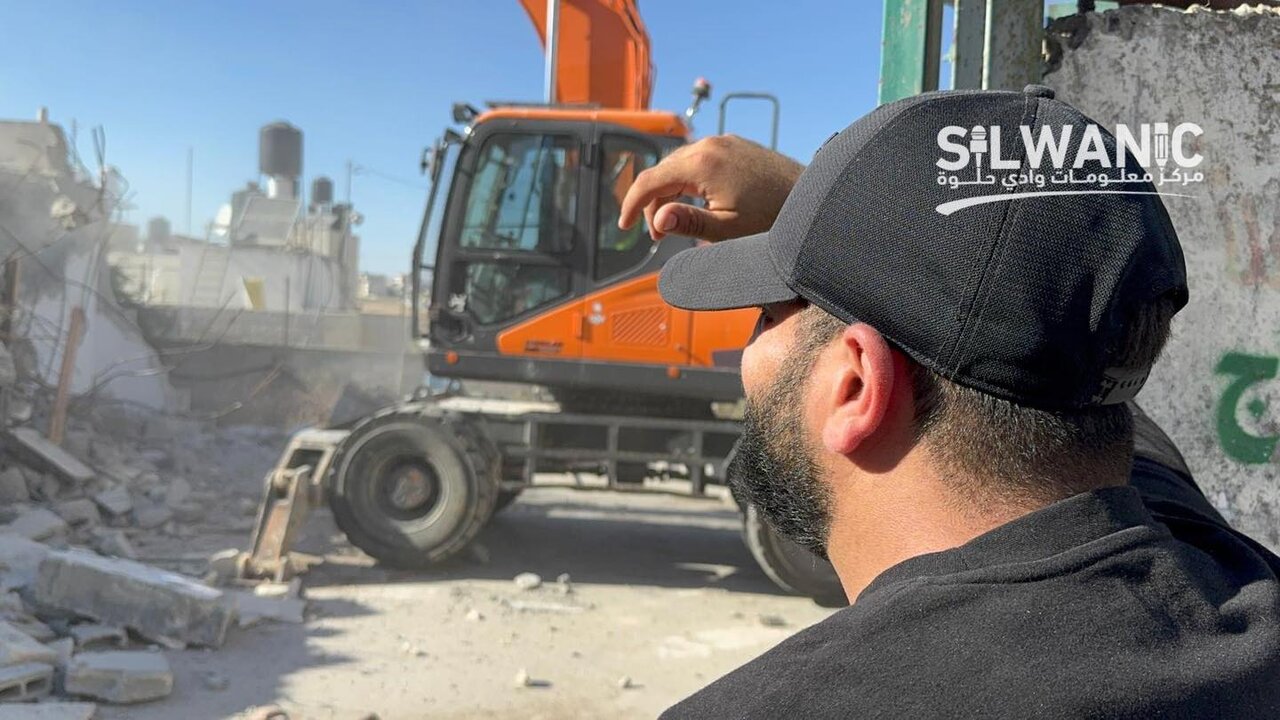 Israeli criminal forces compel Palestinian family to demolish their home in Beit Hanina