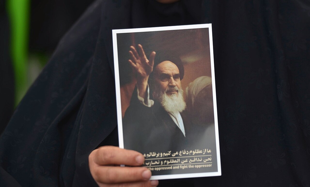مرد حماسه‌ی تاریخ‌ساز با بدرقه‌ای حماسی/ تحلیلی از دیدگاه یک شاهد دوران پهلوی و انقلاب اسلامی