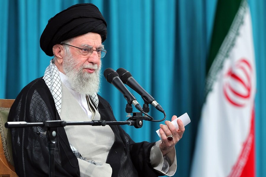 رهبر انقلاب: رژیم صهیونیستی باید منتظر مجازاتی سخت باشد/ دست قدرتمند ایران او را رها نخواهد کرد