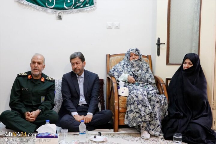 Photos: Isfahan's administrators attend home of Martyr General Mehdi Rabbani's father