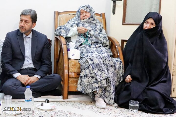 Photos: Isfahan's administrators attend home of Martyr General Mehdi Rabbani's father