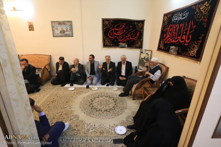 Photos: Isfahan's administrators attend home of Martyr General Mehdi Rabbani's father