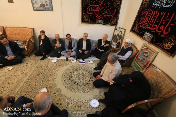 Photos: Isfahan's administrators attend home of Martyr General Mehdi Rabbani's father