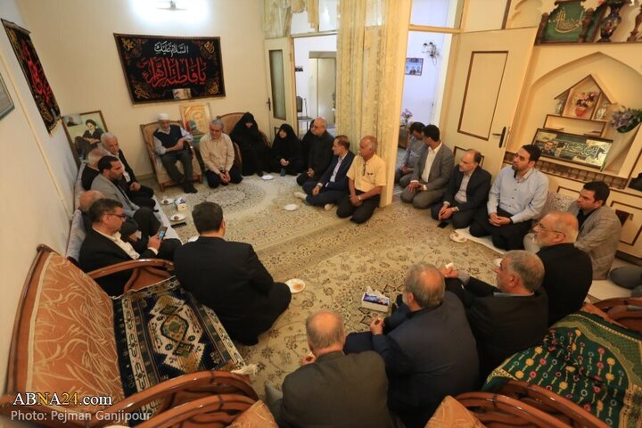 Photos: Isfahan's administrators attend home of Martyr General Mehdi Rabbani's father