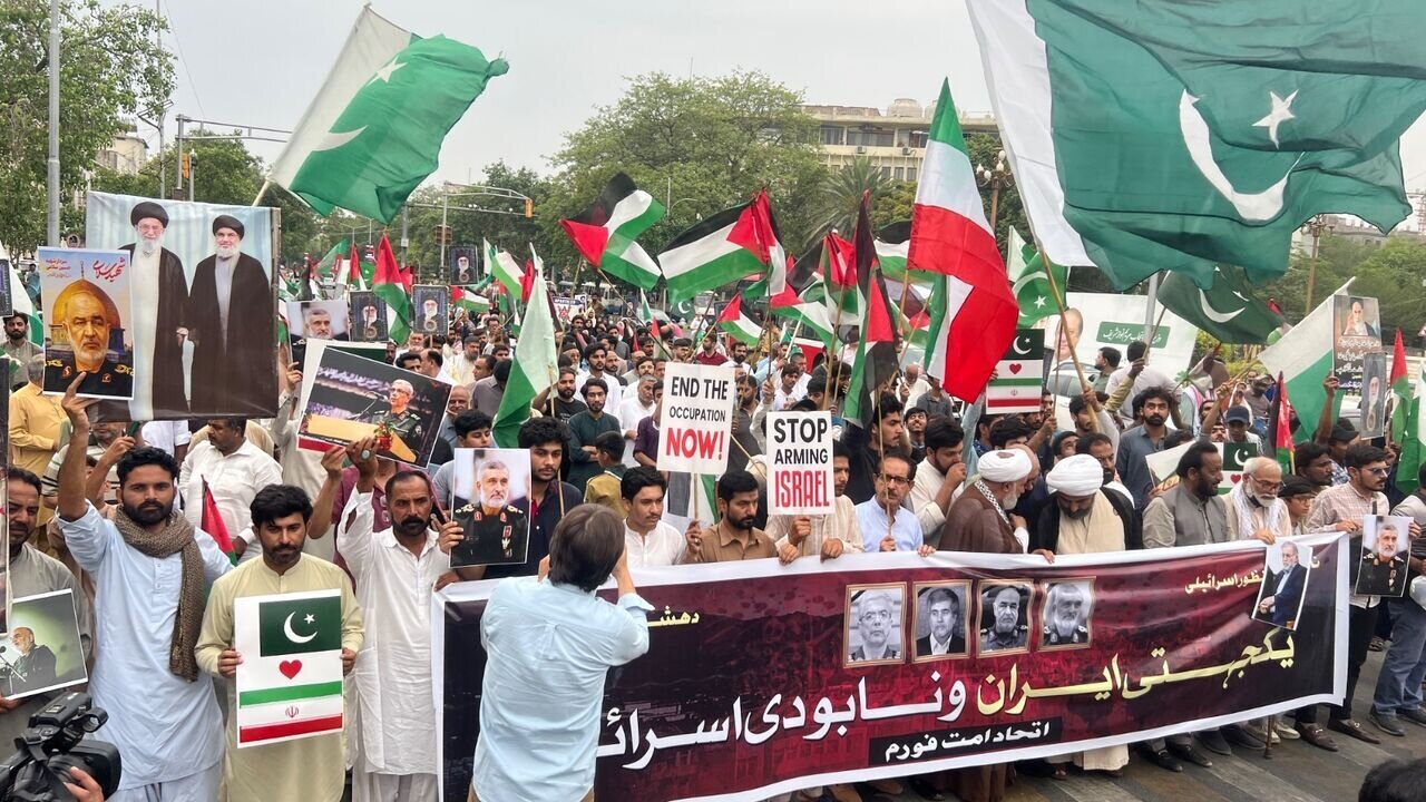 Hundreds of Pakistanis march in solidarity with Iran