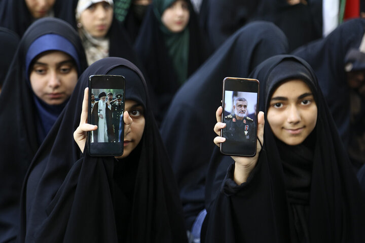 Photos: Fatemi teens support Iran's armed forces