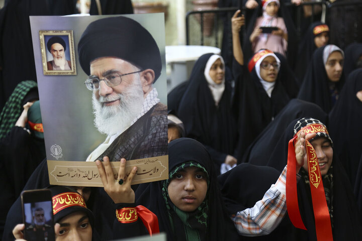 Photos: Fatemi teens support Iran's armed forces