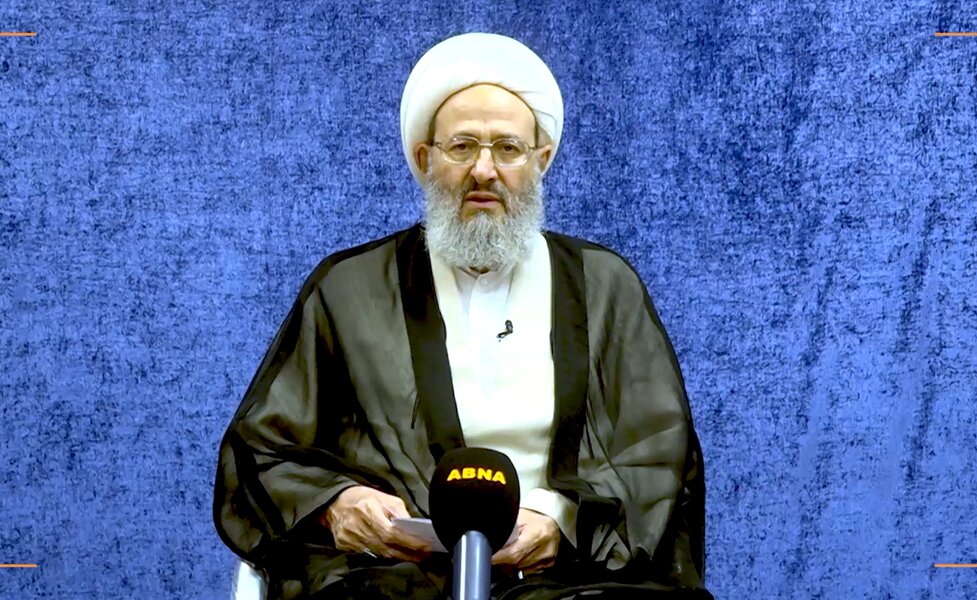 آیت‌الله فقیهی در گفت‌وگو با ابنا: مردم جهان از اهانت‌کنندگان به رهبر انقلاب انتقام خواهند گرفت/ تهدید ایران، مردم را غیورتر می‌کند + ویدیو