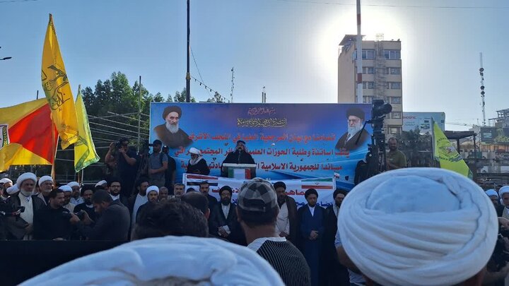 تجمع پرشور طلاب و اساتید حوزه عملیه نجف در اعلام همبستگی با مردم ایران