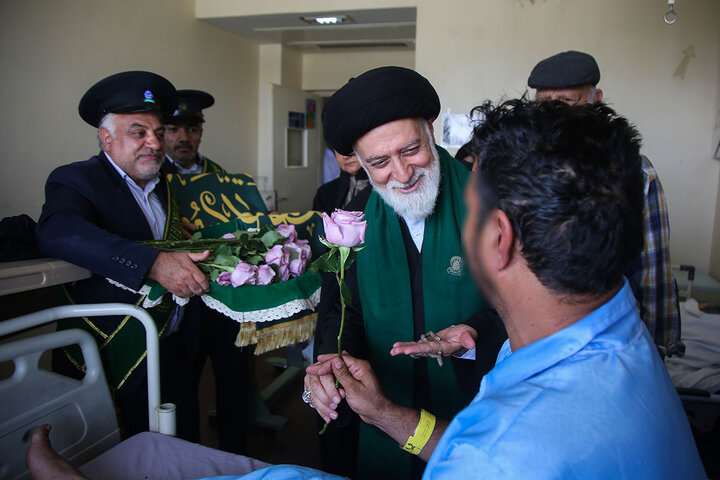 گزارش تصویری؛عیادت خادمان حرم کریمه اهل بیت(س) از مجروحان حملات رژیم صهیونیستی