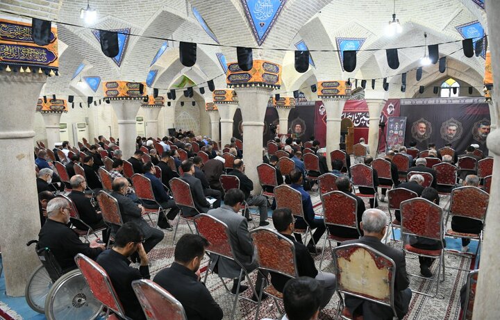 تصاویر| مراسم سوگواری و عزاداری سومین روز محرم به میزبانی حجت الاسلام والمسلمین دژکام در مسجد شهدای شیراز