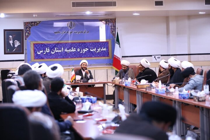 تصاویر| نشست تعدادی از مبلغین موثر تبلیغی شهر شیراز با معاونت دفتر امور سیاسی اجتماعی حوزه های علمیه کشور