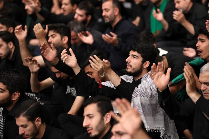 مراسم عزاداری شب عاشورای حسینی با حضور رهبر انقلاب