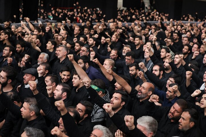 مراسم عزاداری شب عاشورای حسینی با حضور رهبر انقلاب