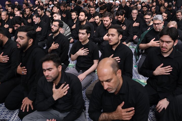 مراسم عزاداری شب عاشورای حسینی با حضور رهبر انقلاب