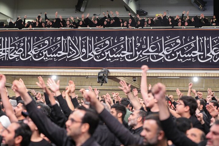 مراسم عزاداری شب عاشورای حسینی با حضور رهبر انقلاب