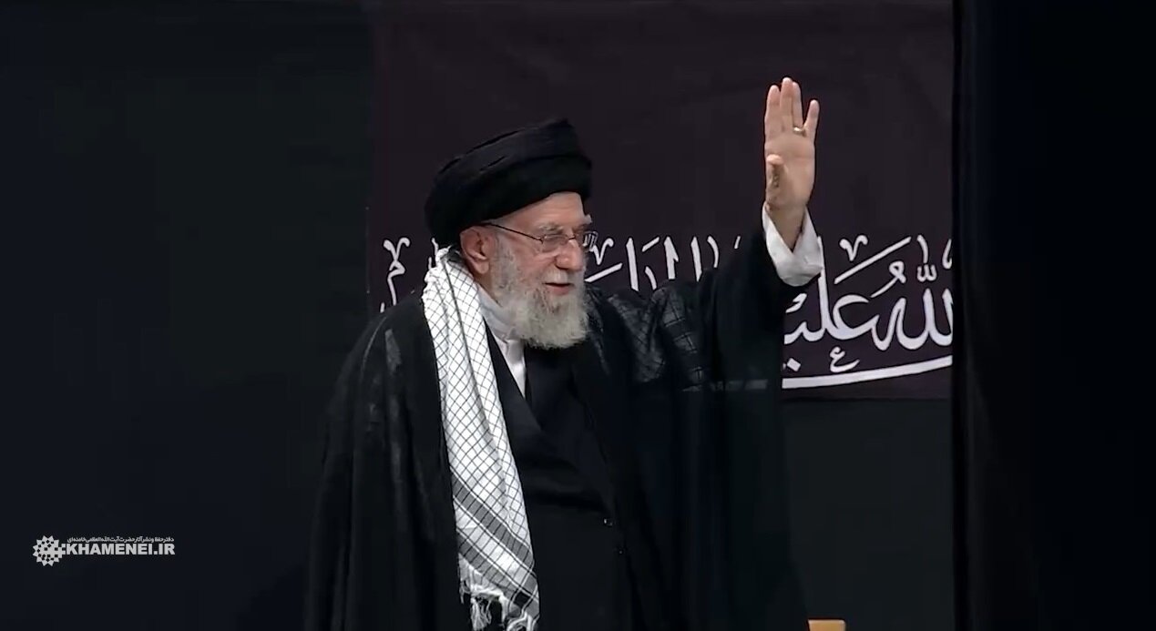 ویدیو | لحظه ورود رهبر انقلاب به مراسم عزاداری شب عاشورای حسینی