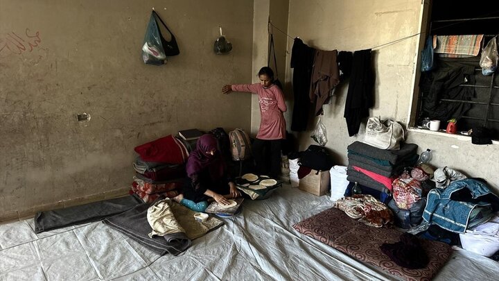 Photos: Khan Yunis residents live in abandoned medical center