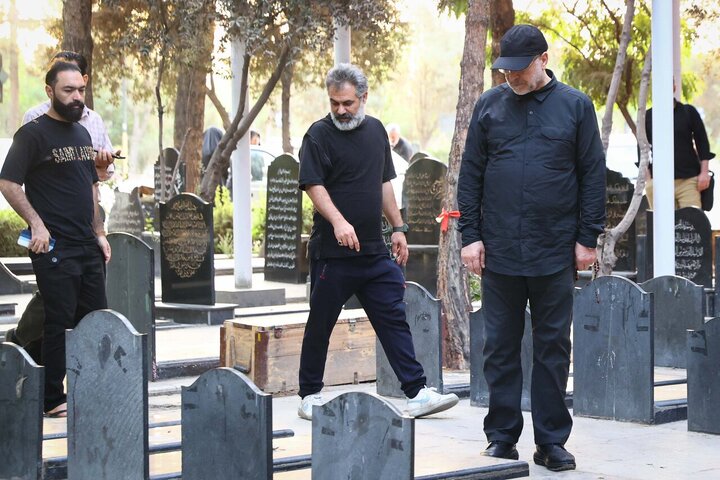 حضور سحرگاهی رئیس مجلس بر مزار شهدای تهاجم رژیم صهیونیستی