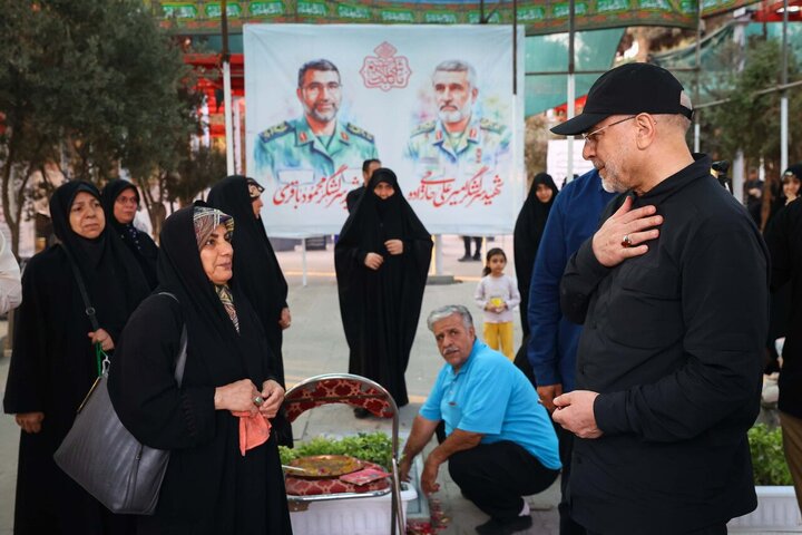 حضور سحرگاهی رئیس مجلس بر مزار شهدای تهاجم رژیم صهیونیستی