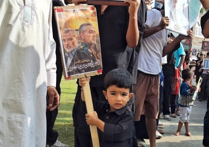Photos: People of Kashmir march in support of Iran's Supreme Leader