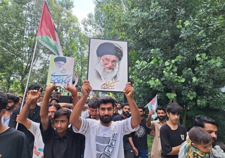 Photos: People of Kashmir march in support of Iran's Supreme Leader