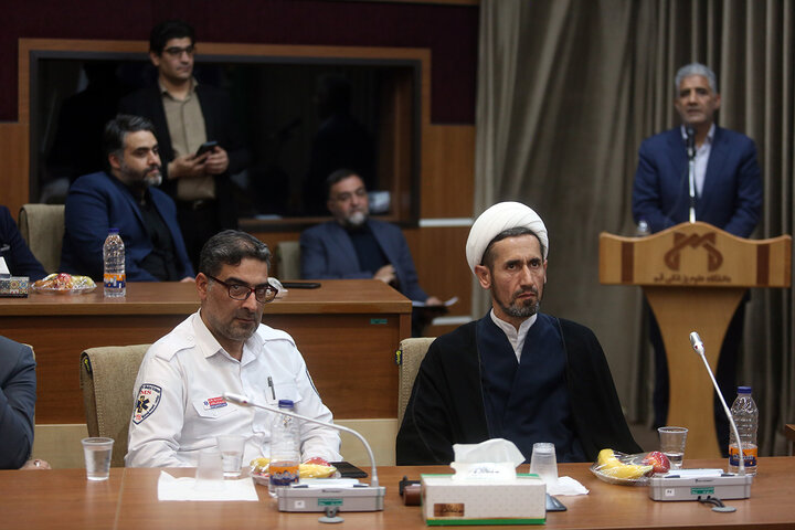 Photos: Donation of holy flag of Hazrat Fatima Masoumeh Shrine to head of Emergency medical services