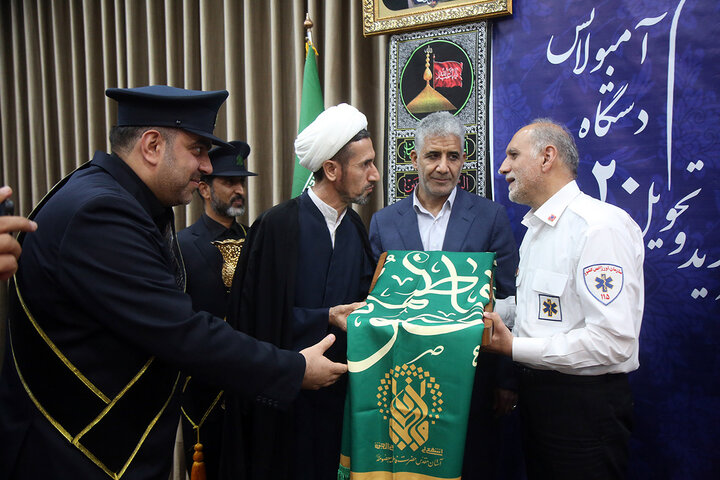 Photos: Donation of holy flag of Hazrat Fatima Masoumeh Shrine to head of Emergency medical services