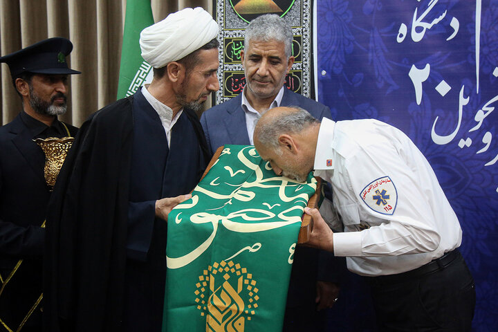 Photos: Donation of holy flag of Hazrat Fatima Masoumeh Shrine to head of Emergency medical services