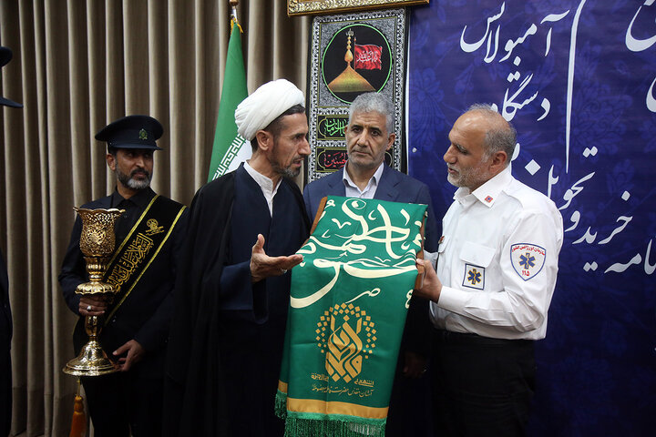Photos: Donation of holy flag of Hazrat Fatima Masoumeh Shrine to head of Emergency medical services