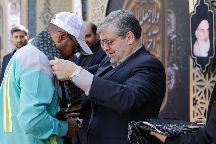 Mashhad city servants receive Imam Reza’s blessing for Arbaeen journey