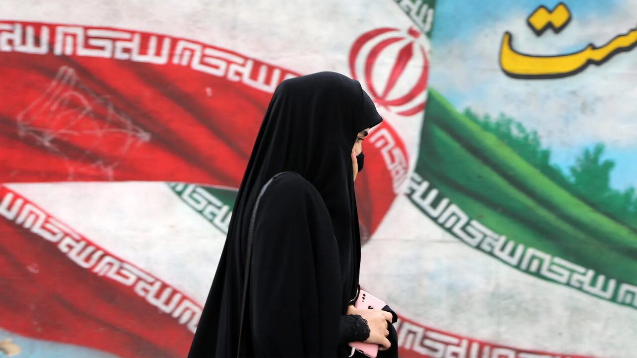 حجاب اجباری: رضاخان، جمهوری اسلامی و یک سوال بی‌پاسخ؟